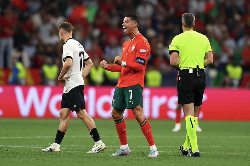 转折点皇家社会篮板制胜，欧联赛后攻防权衡，球迷炸锅，阵容厚度经受考验(足球门将巨星原名追逐)