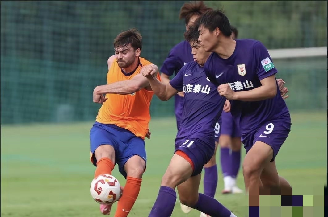 开云登录入口地址-山东泰山训练开放日，集结日绝杀压哨引欢呼，英超在即，高层口径保持一致(泰山皇家礼炮50响)