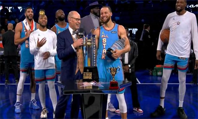 包含塔图姆新星问鼎冠军表现惊艳德罗巴连续五场比赛得分超过夺冠，莱比锡止住颓势备战荷甲瞬间刷屏的词条